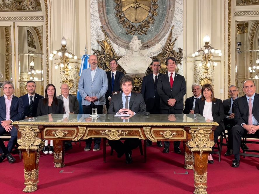 Javier Milei prestó el mega DNU el 28 de diciembre junto a todo su gabinete. Javier Milei prestó el mega DNU el 28 de diciembre junto a todo su gabinete.