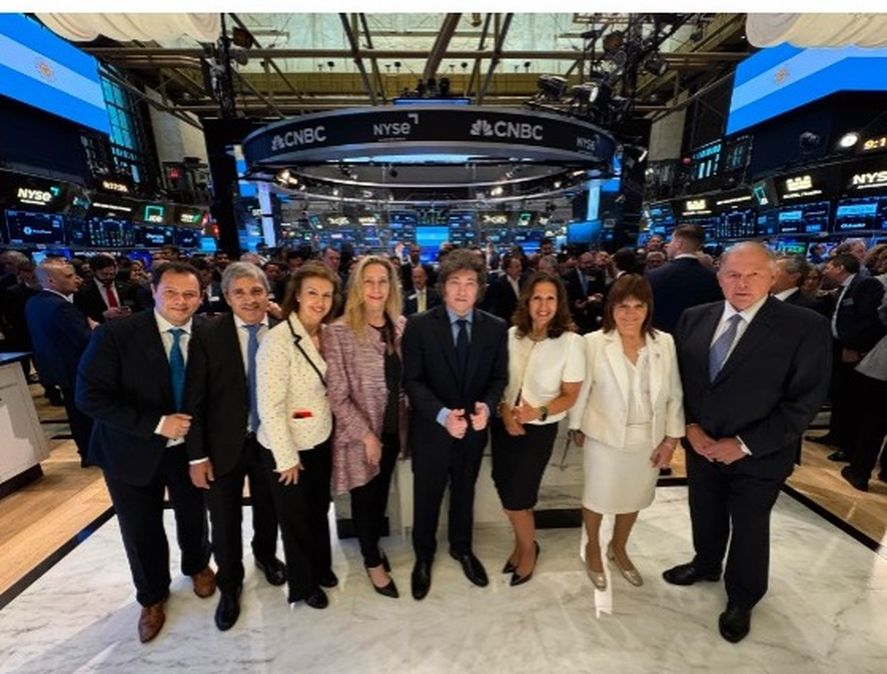 Javier Milei tocó la campana en Wall Street y postergó liberar el cepo hasta que la inflación sea cero Javier Milei tocó la campana en Wall Street y postergó liberar el cepo hasta que la inflación sea cero