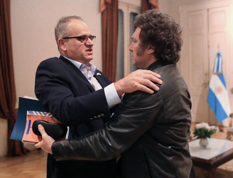 Javier Milei recibió a Eyal Sela en Casa Rosada para hablar sobre el ataque de Irán a Israel.