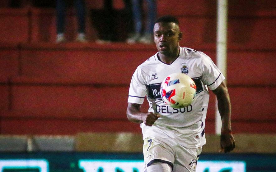 Johan Carbonero en acción en Gimnasia vs. Patronato.
