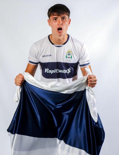 Juan Cruz Cortazzo, defensor central y la chance de su debut profesional en Gimnasia.