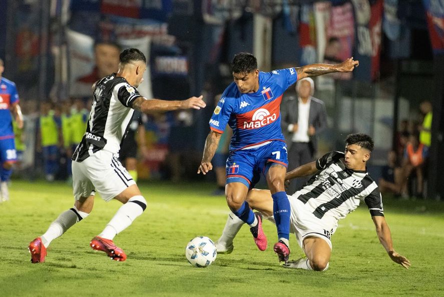 Juan Cruz Esquivel, próximo refuerzo de Gimnasia, con la camiseta de Tigre.