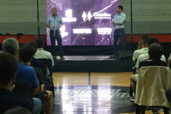 Julio Velasco, junto a Marcelo Galland, en la charla y capacitación que brindó en el Club Universitario de La Plata