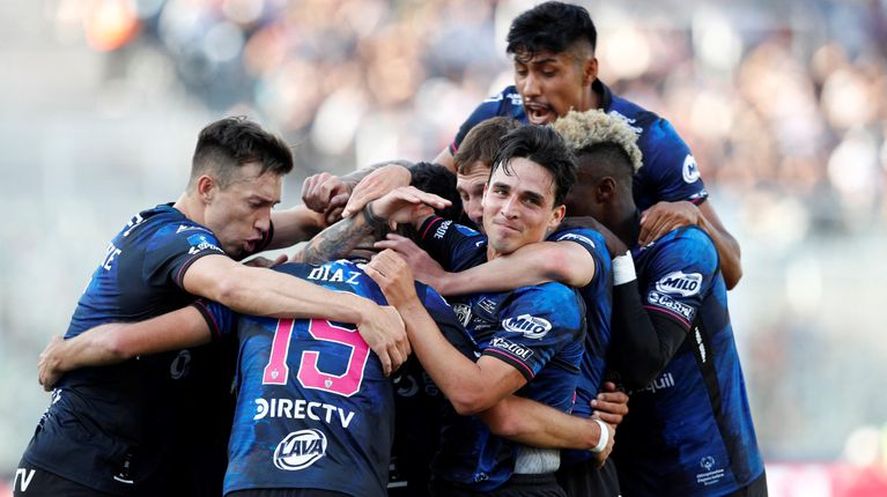 Lorenzo Faravelli en los festejos del reciente campeón de la Sudamericana: en Argentina jugó en Gimnasia y Huracán, dos que buscan volver al continente.