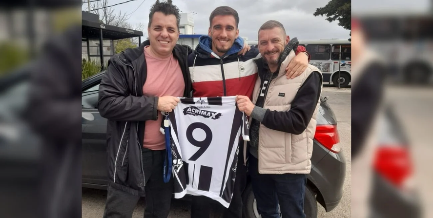 Mauro Méndez con Comesaña y la camiseta de Montevideo Wanderers