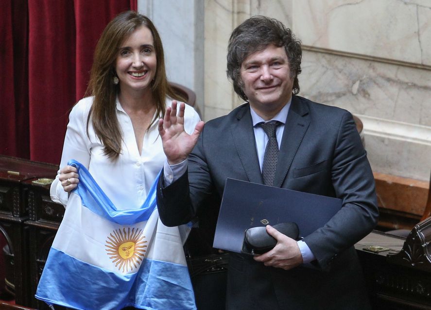 Victoria Villaruel da institucionalidad a un homenaje a “víctimas de la guerrilla” en Azul y expone la interna con Defensa 