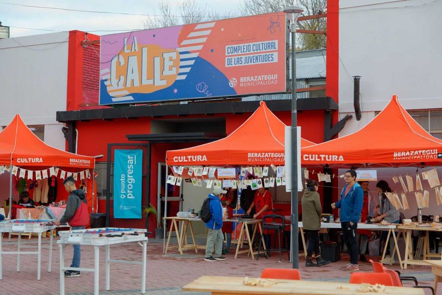 El próximo sábado 16 y domingo 17 de marzo, de 15 a 21 horas, se realizará una nueva edición de "La Calle de los Libros" en Berazategui. El próximo sábado 16 y domingo 17 de marzo, de 15 a 21 horas, se realizará una nueva edición de "La Calle de los Libros" en Berazategui.