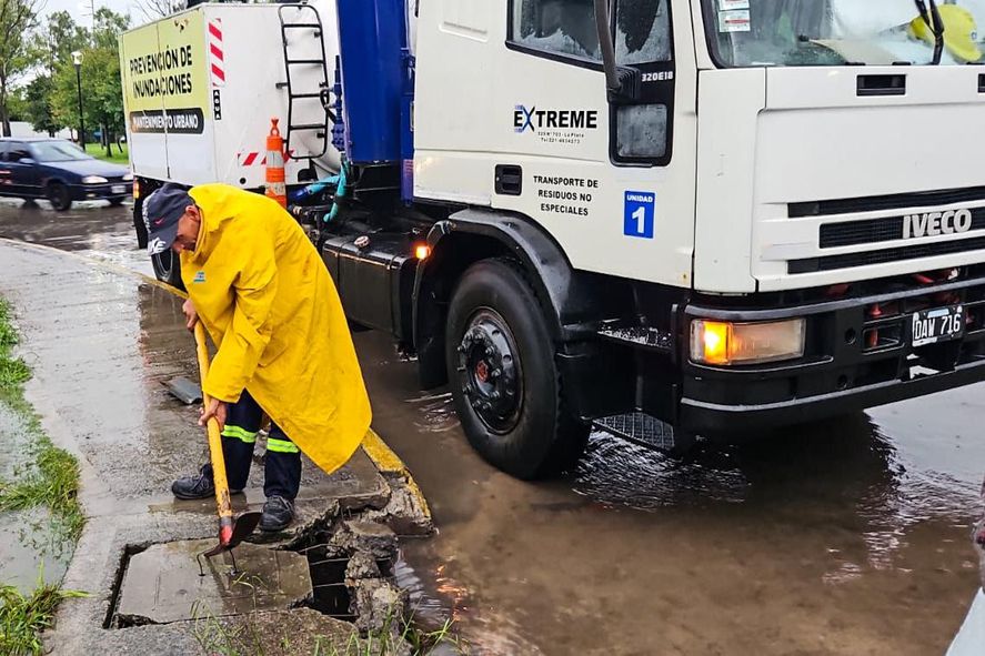 La Comuna trabaja varias zonas de La Plata para contener las consecuencias del temporal que azota la ciudad. Seguirán las tormentas durante la tarde.  