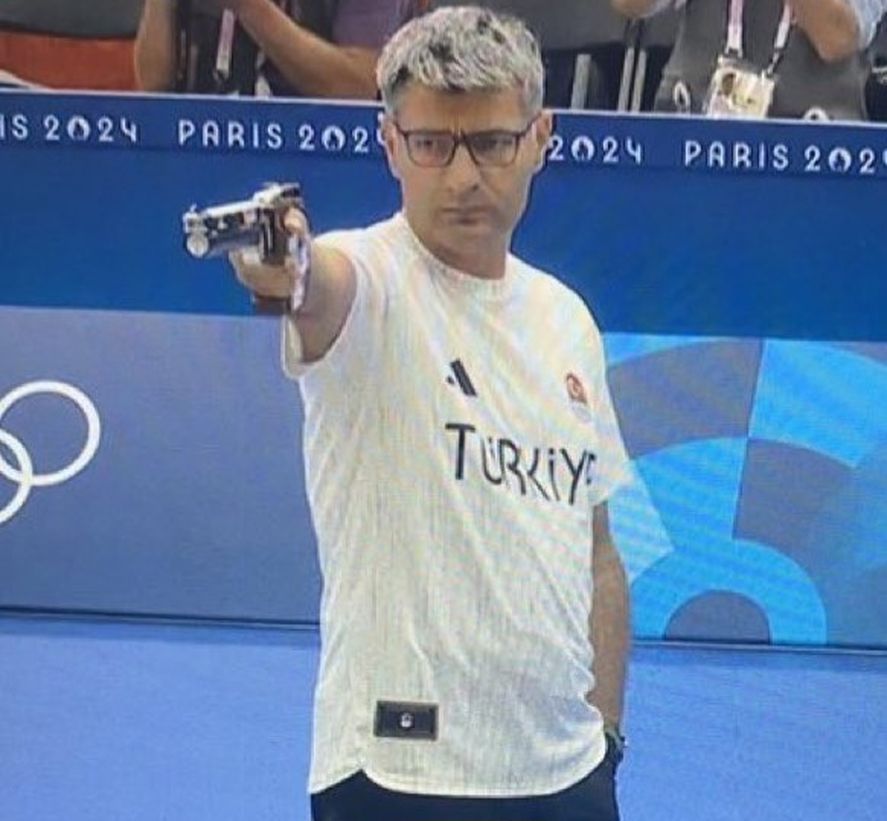 La confianza del tirador turco sin protección La confianza del tirador turco sin protección