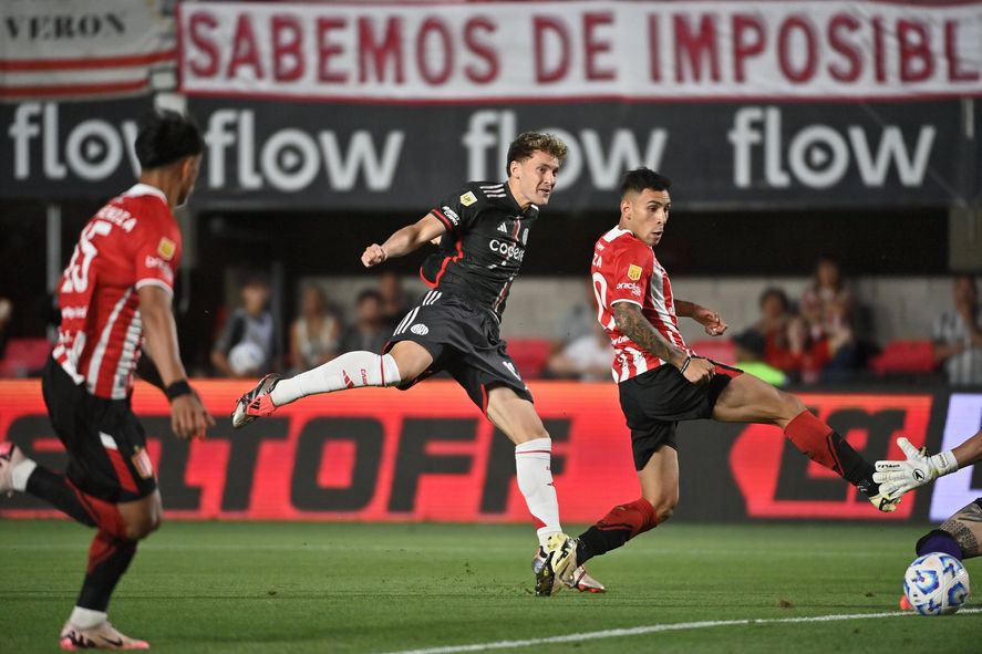 La definición de Colidio para el 1-0 de River. La definición de Colidio para el 1-0 de River.