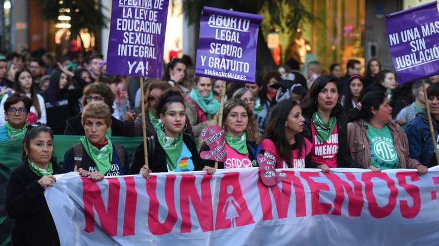 Según la UBA, el nivel económico, la ideología política y el género son los principales motivos de discriminación en Argentina. Según la UBA, el nivel económico, la ideología política y el género son los principales motivos de discriminación en Argentina.