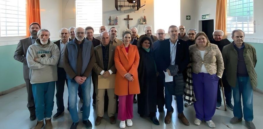 La foto del polémico encuentro entre diputados libertarios y represores de la dictadura militar La foto del polémico encuentro entre diputados libertarios y represores de la dictadura militar