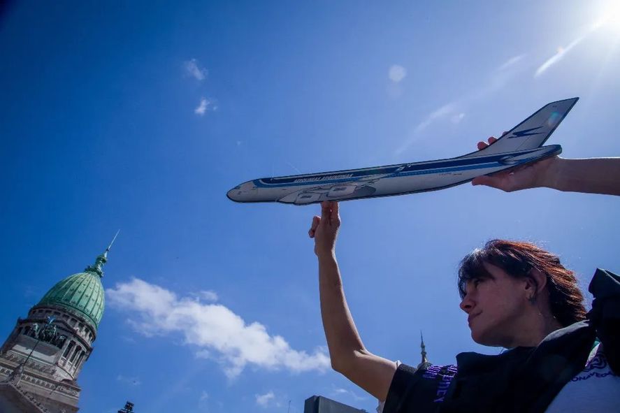 El Congreso comenzaba la discusión sobre Aerolíneas Argentinas, pero el Gobierno decidió privatizarla por decreto.