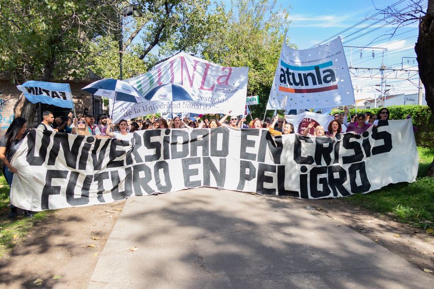 Las universidades marchan en defensa a la educación pública
