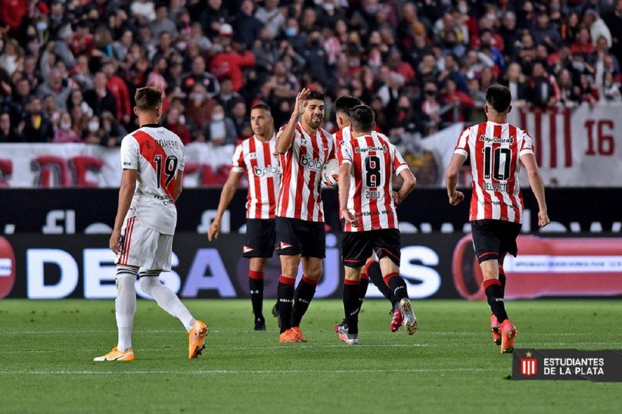 Leandro Díaz festeja su gol ante River con sus compañeros de Estudiantes