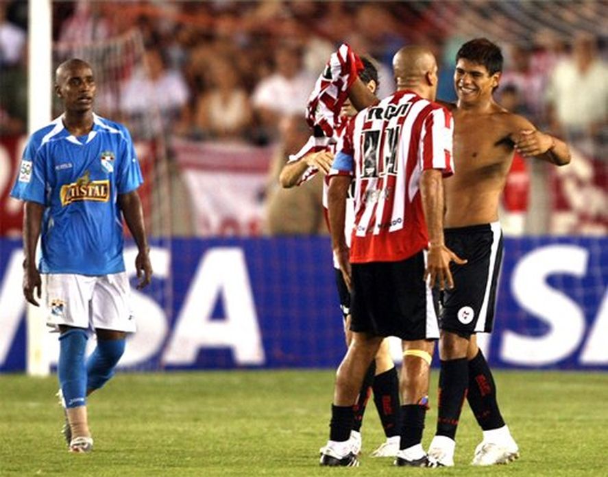 Verón felicita a Lentini por ese gol que fue un quiebre en la Libertadores 2009. Verón felicita a Lentini por ese gol que fue un quiebre en la Libertadores 2009.