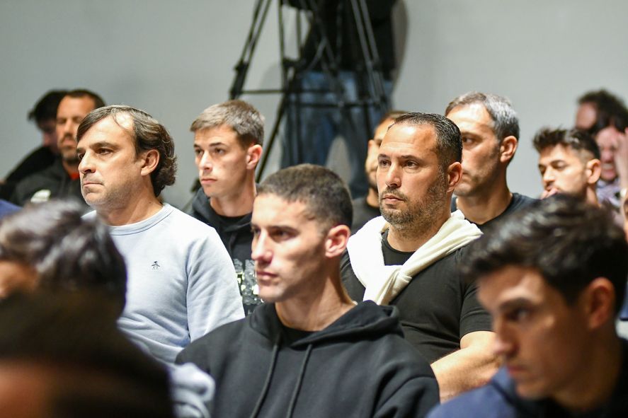 Leo Morales presente por Gimnasia en la reunión que se hizo en el predio de AFA.