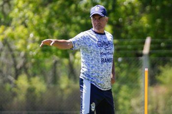 Leonardo Madelón comandó una nueva práctica en Gimnasia a la espera del cruce con Argentinos Juniors