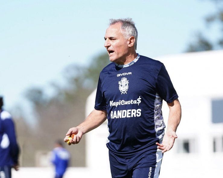 Leonardo Madelón, entrenador de Gimnasia, en Estancia Chica.