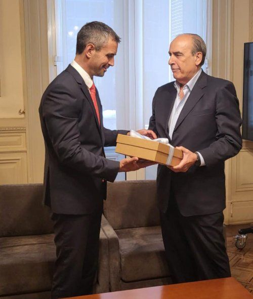 Guillermo Francos le entrega a Martín Menem la Ley Bases original a fines de diciembre de 2023.