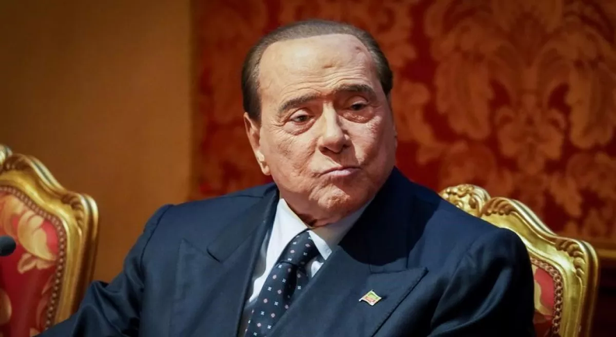 Con 86 años, murió Berlusconi. Con 86 años, murió Berlusconi.