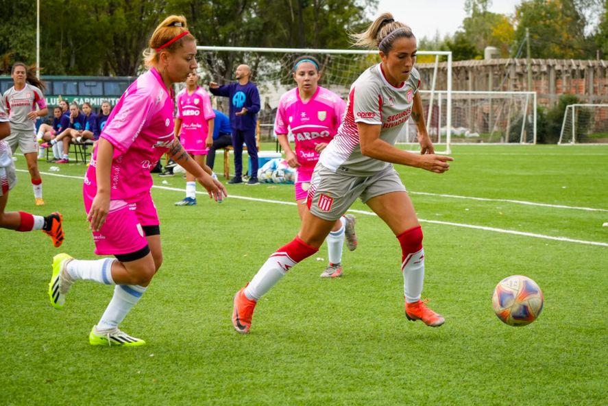 Liliana Flores en acción en Estudiantes vs. Atlético de Rafaela (Foto: prensa EDLP)