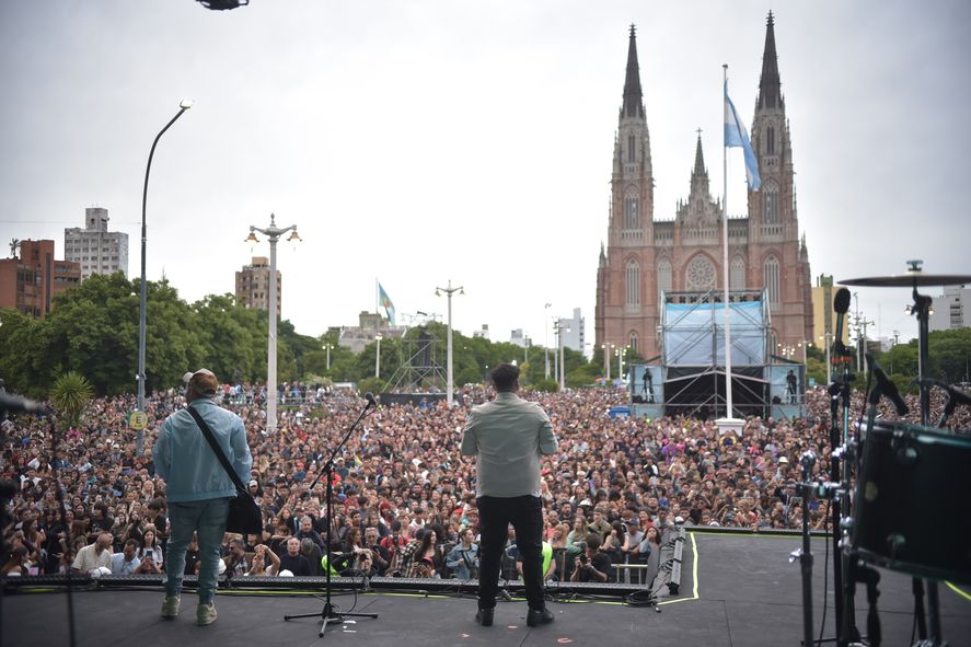 La Plata celebró sus 142 años con un gran evento que reunió a más de 125 mil personas.