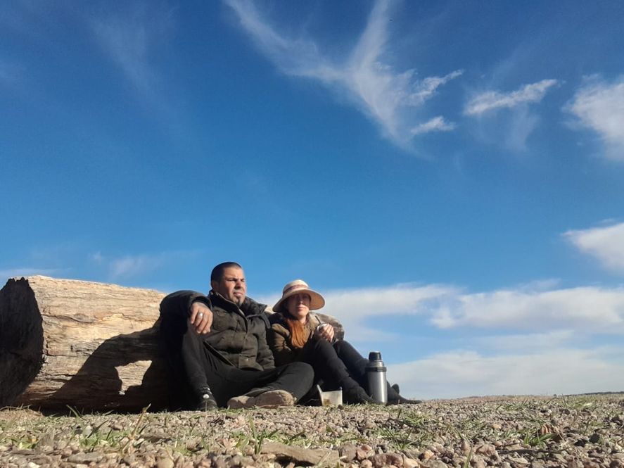 Guillermo y Analía son una pareja de Mar del Plata que dejó su vida en la ciudad para vivir de viaje arriba de un Renault 12. Guillermo y Analía son una pareja de Mar del Plata que dejó su vida en la ciudad para vivir de viaje arriba de un Renault 12.