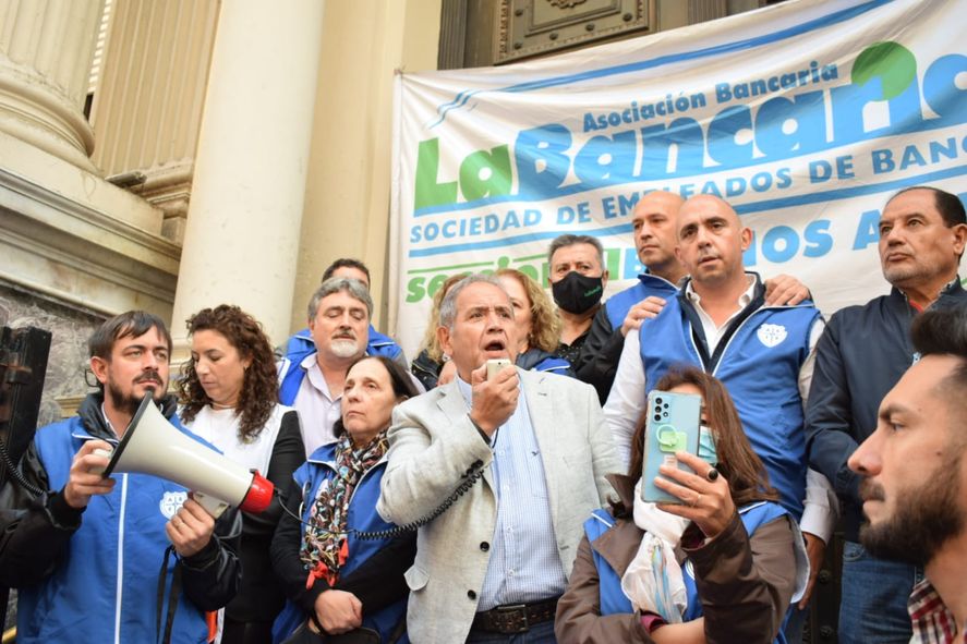 Los bancarios sellaron un aumento salarial 
