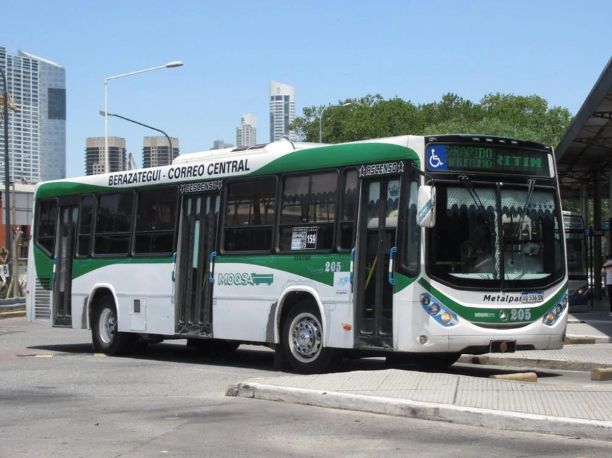 Los colectivos MOQSA que une el conurbano con el AMBA reducirá su servicio a modo de reclamo.