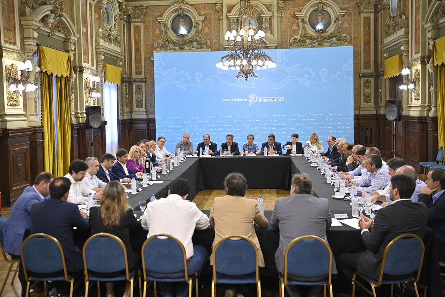 Los intendentes UCR se reunieron con Axel Kicillof y su gabinete. Apoyo al reclamo por coparticipación y una mesa de diálogo. Obras, FIM 2024 y medicamentos.