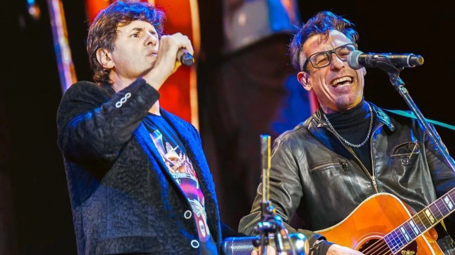 El año pasado se volvieron a reunir dos piezas fundamentales de la banda: Ciro y Piti Fernández (actual cantante de La Franela). Fue en un reciente show de Ciro y Los persas en Vélez, en el que Piti subió al escenario a cantar Bicho de ciudad.
