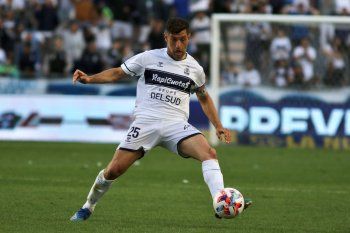 Lucas Licht con la camiseta de Gimnasia