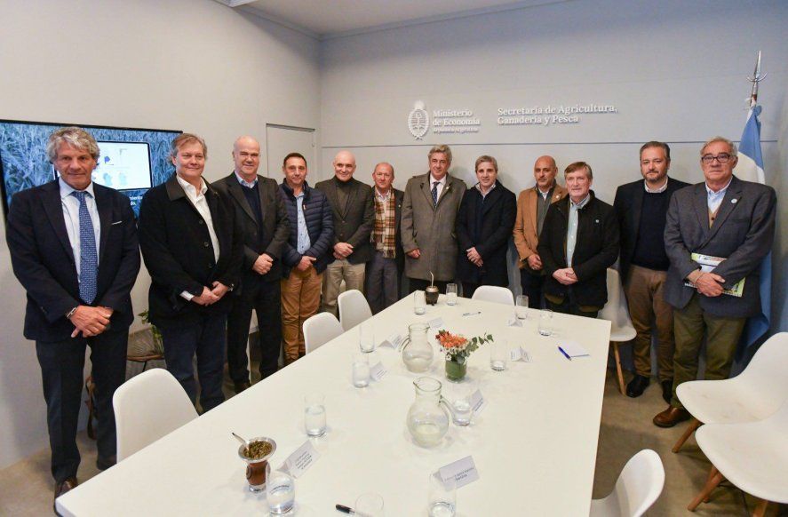 Luis Caputo se reunió con la mesa de enlace de entidades agropecuarias en La Rural.