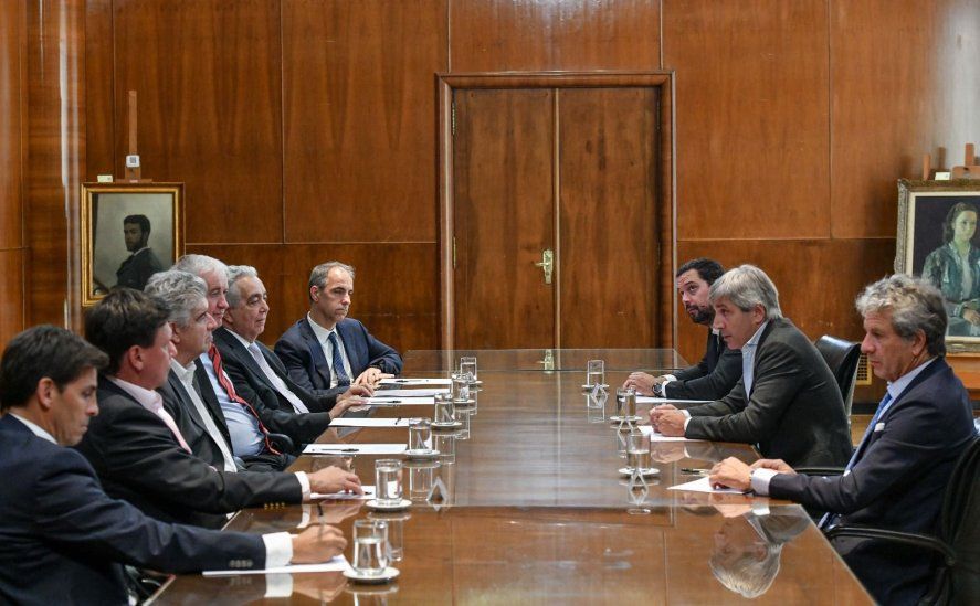 El ministro de Economía de la Nación, Luis Caputo, se reunió con empresarios farmacéuticos preocupados por la apertura de importaciones.