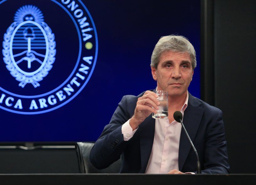 Luis Caputo, ministro de Economía de la Nación, recibió a representantes de los principales bancos en busca de tranquilidad.