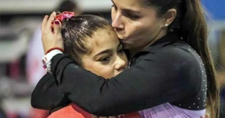 El abrazo de Abigaíl con su entrenadora en los Juegos Olímpicos de Tokio 2020.