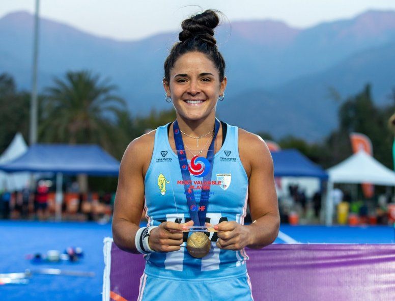 Majo Granatto y una de los varios MVPs que ganó en el Mundial, donde la compararon con Riquelme
