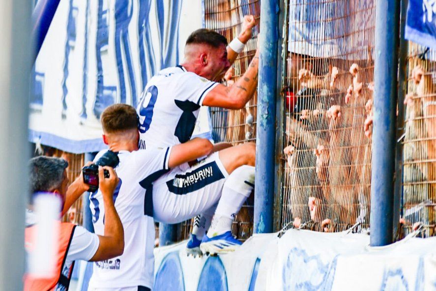 Ivo Mammini, festejó su gol en el Bosque como siempre lo soñó en Gimnasia (Foto: Prensa GELP)