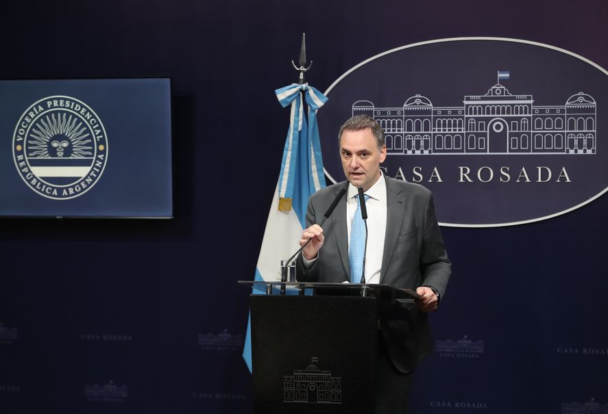 Manuel Adorni, vocero presidencial, declaró que aún están evaluando si convocan a sesiones extraordinarias del Congreso.