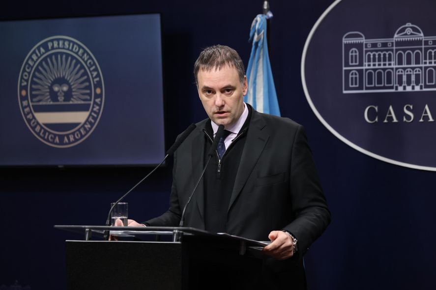 El vocero presidencial, Manuel Adorni, defendió a Javier Milei luego de que difundiera información falsa vinculada a los incendios de Córdoba.