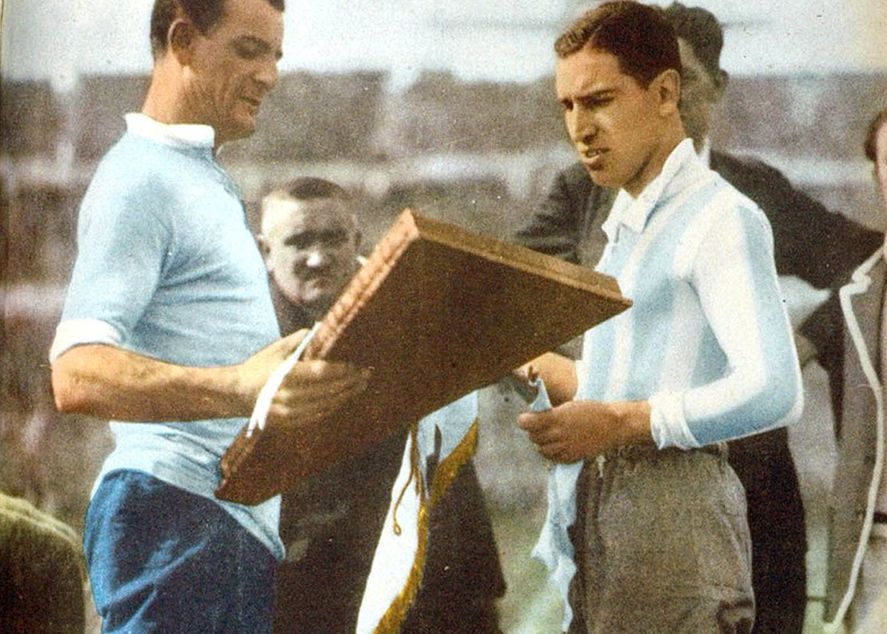José Nasazzi y Manuel Ferreira en la Final del Mundial de Uruguay en 1930.