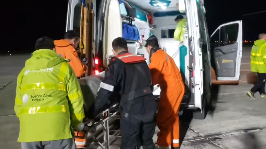 Personal de Prefectura Naval Argentina aeroevacuó a un tripulante de una lancha que se hundió en la costa de Mar del Plata. Personal de Prefectura Naval Argentina aeroevacuó a un tripulante de una lancha que se hundió en la costa de Mar del Plata.