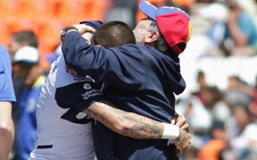 El abrazo entre Maradona y Ayala en el Godoy Cruz vs. Gimnasia de 2019.
