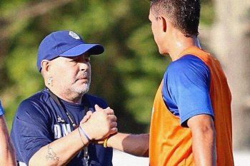 Maradona junto a Guiffrey en una práctica.