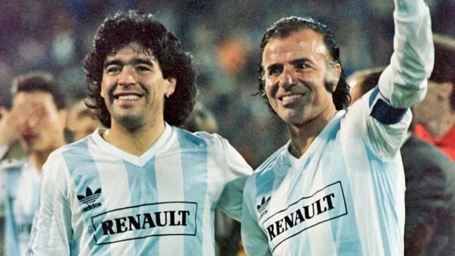 Carlos Menem junto a Diego Maradona en aquel amistoso benéfico de 1989. Carlos Menem junto a Diego Maradona en aquel amistoso benéfico de 1989.