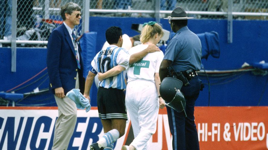 Sue Carpenter se va de la cancha con Diego. El nombre de la enfermera de FIFA se ocultó por años. Nunca se había ido a buscar a un jugador para un control. Fue el adiós de Maradona a la Selección.
