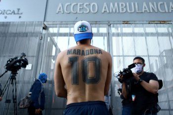 Fanáticos estuvieron en la clínica esperando la operación de Maradona