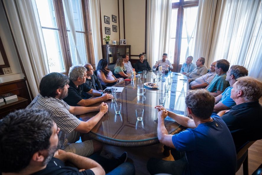 Marcelo Galland junto a dirigentes de clubes deportivos de La Plata