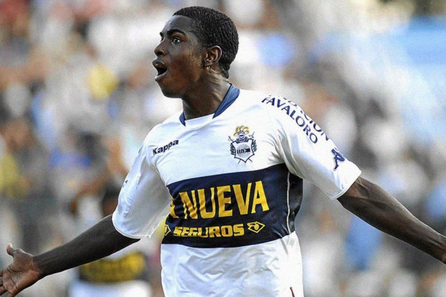 Marco Pérez con la camiseta de Gimnasia en la temporada 2009/10.